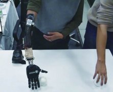 这款机械人集成了人机交互屏